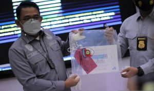 Polda Jabar Buru Pemilik Sertifikat Vaksin Covid-19 Ilegal Polisi menunjukkan sertifikat ilegal vaksin COVID-19. ANTARA/Bagus Ahmad Rizaldi