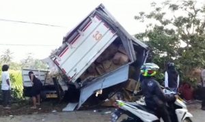 TABRAKAN: Dua truk tronton mengalami kecelakaan dan menabrak sebuah warung di Jalan Raya Cianjur-Sukabumi, Desa Bangbayang, Kecamatan Gekbrong, Kabupaten Cianjur, Jumat (24/9).
