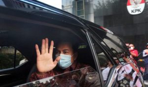 Wakil Ketua DPR Azis Syamsuddin ketika meninggalkan Gedung Merah Putih KPK usai menjalani pemeriksaan di Jakarta, Rabu (9/6/2021). (SALMAN TOYIBI/JAWA POS)