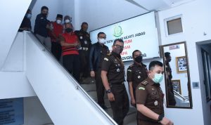 Jajaran Kejati Jabar membawa kedua tersangka kasus korupsi proyek alun-alun di Kabupaten Indramayu