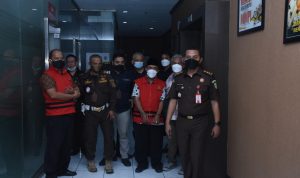 Jajaran aparat Kejati Jabar mengawal ketat kedua tersangka dua pejabat dari INdramayu