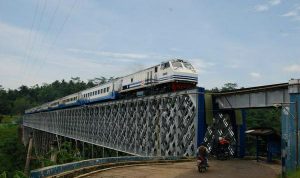 Jembatan Cirahong Peninggalan Kolonial Belanda yang Masih Difungsikan Oleh PT KAI Jembatan Cirahong peninggalan zaman Kolonial Belanda yang masih digunakan (Foto: Aldi Radargarut/Jabarekspres)