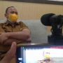 Juru Bicara Satgas Penanganan COVID-19 Kabupaten Indramayu Deden Bonni Koswara saat memberi keterangan di Indramayu