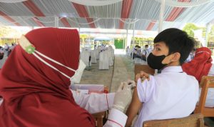 Juru vaksin memvaksinasi siswa di SMAN 2 Indramayu, Jawa Barat, Rabu (1/9/2021). ANTARA/Dedhez Anggara/hp.