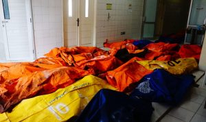 Petugas mengevakuasi kantong jenazah korban kebakaran di RSUD Kabupaten Tangerang, Tangerang, Banten, Rabu (8/9/2021). Sebanyak 41 warga binaan tewas akibat kebakaran yang membakar Blok C 2 Lapas Dewasa Tangerang Klas 1 A pada pukul 01.45 WIB Rabu dini hari. (Dery Ridwansah/ JawaPos.com)