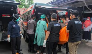 Instalasi Listrik di Lapas Tangerang Sudah 42 Tahun Tak Diperbaiki Petugas mengevakuasi kantong jenazah korban kebakaran di RSUD Kabupaten Tangerang, Tangerang, Banten, Rabu (8/9/2021). Sebanyak 41 warga binaan tewas akibat kebakaran yang membakar Blok C 2 Lapas Dewasa Tangerang Klas 1 A pada pukul 01.45 WIB Rabu dini hari. ( Dery Ridwansah/ JawaPos.com)