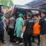 Petugas mengevakuasi kantong jenazah korban kebakaran di RSUD Kabupaten Tangerang, Tangerang, Banten, Rabu (8/9/2021). Sebanyak 41 warga binaan tewas akibat kebakaran yang membakar Blok C 2 Lapas Dewasa Tangerang Klas 1 A pada pukul 01.45 WIB Rabu dini hari. ( Dery Ridwansah/ JawaPos.com)