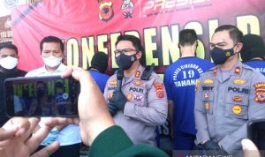 4 Pelaku Ganjal ATM dengan Modus Ganjal dengan Tusuk Gigi Baru Saja Ditangkap Kapolres Cirebon Kota AKBP Fahri Siregar (ketiga kiri) saat memberikan keterangan kepada awak media di Cirebon