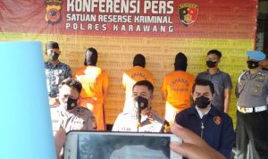 Motor Disita, Sekelompok Masa Rusak Kantor Adira Finance dan Hotel Kapolres Karawang AKBP Aldi Subartono (tengah). (ANTARA/Ali Khumaini)