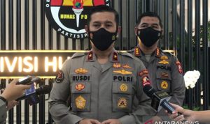 Kepala Biro Penerangan Masyarakat (Karopenmas) Divisi Humas Polri Brigjen Pol Rusdi Hartono didampingi Kabagpenum Kombes Pol Ahmad Ramadhan memberikan keterangan pers di Gedung Divisi Humas Polri, Jakarta Selatan, Jumat (17/9/2021). ANTARA/Laily Rahmawaty