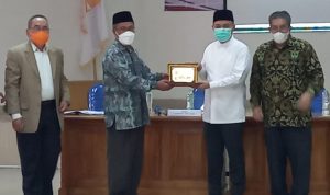 ICMI Orwil Jabar: Wacana Amandemen UUD 45 Jangan Tergesa-gesa Ketua ICMI Orwil Jabar Prof. Najib menerima cenderamata dari kelompok kerja perwakilan DPD RI