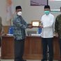Ketua ICMI Orwil Jabar Prof. Najib menerima cenderamata dari kelompok kerja perwakilan DPD RI