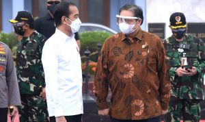 Ketua KPCPN Airlangga Hartarto tengah berdiskusi dengan Presiden Joko Widodo atas peningkatan kasus Positif Covid-19