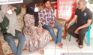 Ketua SBMI Kabupaten Indramayu Juwarih (kanan) saat menerima aduan dari anak pekerja migran asal Indramayu, Jawa Barat, Senin (27/9/2021). (ANTARA/Khaerul Izan)