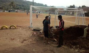 Kondisi lapangan limbangan garut yang hanya tinggal tanah berdebu masih digunakan warga untuk bermain sepak bola. (foto: Pepen Radar Garut)