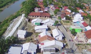 Kondisi tanggul darurat Sungai Citarum di Kampung Babakan Banten, Desa Sumberurip, Kecamatan Pebayuran, Kabupaten Bekasi, Jawa Barat, retak hingga menyebabkan material penyusun tanggul tersebut amblas. (ANTARA/Pradita Kurniawan Syah).
