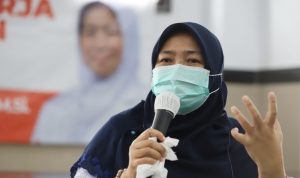 3.830 Orang Positif Covid-19 Jalan-Jalan, DPR Pertanyakan Pengawasan Satgas Anggota Komisi IX DPR RI Kurniasih Mufidayati mencermati pengawasan Satgas Covid-19 di level bawah dan Puskesmas terhadap aplikasi PeduliLindungi saat ada 3.830 orang positif Covid-19 terdeteksi melakukan mobilitas ke tempat publik. (Dery Ridwansah/ JawaPos.com)