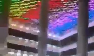 Lampu Masjid Istiqlak pada bagian dalam yang mengeluarkan warna warni