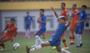 Pesepak bola PSIS Semarang Jonathan Cantillana (tengah) berusaha menendang bola ke gawang Persiraja Banda Aceh dalam pertandingan pekan ketiga Liga 1 2020-2021 di Stadion Wibawa Mukti, Cikarang, Kabupaten Bekasi, Jawa Barat, Sabtu (18/9/2021). ANTARA FOTO/Aditya Pradana Putra/hp