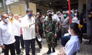 Meneteri Koordinator Bidang Perekonomian Airlangga Hartarto mengunjungi program vaksinisasi di Medan