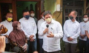 Menko Bidan Perekonomian Airlangga Hartarto berialog dengan seorang ibu yang telah berhasil mengelola UMKM produk rumahan