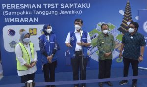 Menko Marves Luhut Binsar Panjaitan meresmikan tempat pengelolaan sampah yang digagas Danone Aqua