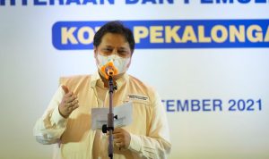 Menteri Koordinator Airlangga Hartarto memberikan sambutan dalam acaranya penyaluran KUR di Pekalongan