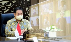 Menteri Koordinator Bidang Ekonomi Airlangga Hartarto ketika bediskusi secara virtual dengan Ikatan Pedagang Pasar Indonesia (IKAPI)