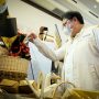 Menteri Koordinator Bidang Ekonomi Airlangga Hartarto sedang meninjau produk kerajinan hasil dari UMKM