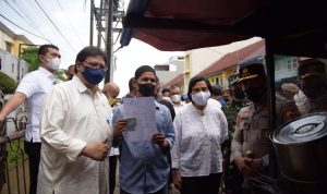 Pemerintah Mulai Salurkan Bantuan untuk Warung dan PKL Sebesar Rp1,2 Juta Menteri Koordinator Bidang perekonian Airlangga Hartato didampingi Menkeu Sri Mulyani memberikan secara simbolis bantuan untuk pemilik warung