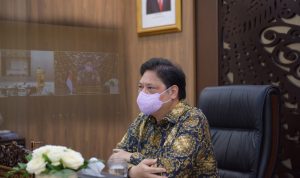 Menteri Koordinator Bidang perekonian Airlangga Hartato ketika menyambut kedatangan 50 juta jenis vaksin secara virtual