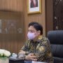 Menteri Koordinator Bidang perekonian Airlangga Hartato ketika menyambut kedatangan 50 juta jenis vaksin secara virtual