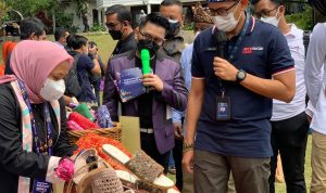 ILUSTRASI: Menteri Pariwisata dan Ekonomi Kreatif, Sandiaga Uno berbicang dengan para pengrajin dari Kota Bandung.