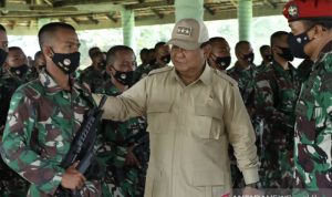 Menteri Pertahanan RI Prabowo Subianto (tengah) meninjau kegiatan Latihan Pembulatan Komponen Cadangan di Bandung, Jawa Barat, Senin (27/9/2021). ANTARA/HO-Biro Humas Setjen Kemhan