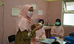 Netty Prasetiyani ketika berdiskusi dan menanyakan langsung kepada petugas kesehatan ketika melakukan kunjungan kerja
