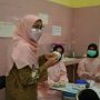 Netty Prasetiyani ketika berdiskusi dan menanyakan langsung kepada petugas kesehatan ketika melakukan kunjungan kerja