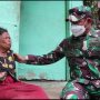 Pangdam III Siliwangi Mayjen TNI Agus Subiyanto ketika menghampiri Nenek Asih