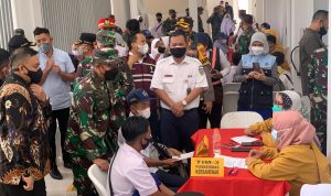 Pangdam III Siliwangi Mayjen TNI Agus Subiyanto ketika meninjau langsung pelaksanaan vaksinisasi dikalangan pelajar di Kabupeten Garut.