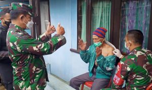 Pangdam III/Siliwangi Datangi Rumah Warga Desa untuk Menawarkan Vaksin Pangdam III Siliwangi Mayjen TNI Agus Subiyanto memberikan semangat kepada warga desa yang sedang divaksin