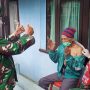 Pangdam III Siliwangi Mayjen TNI Agus Subiyanto memberikan semangat kepada warga desa yang sedang divaksin