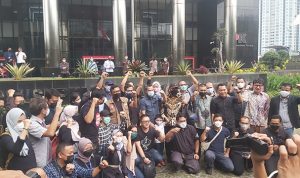 Mantan Pegawai KPK berpose bersama, sebelum meninggalkan gedung Merah Putih KPK, Kamis (30/10) (Kuswandi/JawaPos.com)
