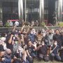 Mantan Pegawai KPK berpose bersama, sebelum meninggalkan gedung Merah Putih KPK, Kamis (30/10) (Kuswandi/JawaPos.com)