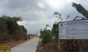 Pembangunan Jalur Puncak II Terbengkalai, Pemkab Cianjur Masih Tunggu Kabar ari Pusat Pembangunan jalur Puncak II di Desa Batulawang, Kecamatan Cipanas, Cianjur, Jawa Barat, terbegkalai menunggu kabar dari pemerintrah pusat untuk dituntaskan. ANTARA POTO. (Ahmad Fikri)