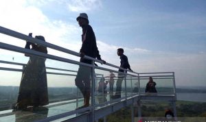Ustadz Ujang Bustomi Kelola Destinasi Wisata Bukit Cinta Anti Galau Pengunjung saat menikmati suasana di wisata Bukit Cinta Anti Galau di Cirebon, Jawa Barat, Minggu (5/9/2021). (ANTARA/Khaerul Izan)