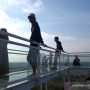 Pengunjung saat menikmati suasana di wisata Bukit Cinta Anti Galau di Cirebon, Jawa Barat, Minggu (5/9/2021). (ANTARA/Khaerul Izan)