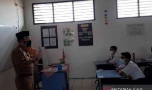 Penjabat Bupati Bekasi Dani Ramdan memberikan imbauan kepada Siswa SMPN 01 Tambun Selatan di hari pertama pembelajaran tatap muka terbatas daerah itu, Senin (6/9). (ANTARA/Pradita Kurniawan Syah).