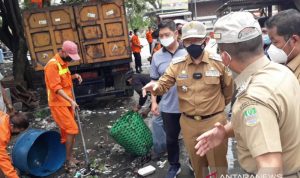 Penjabat Bupati Bekasi Dani Ramdan meninjau bantaran Kali Cilemahabang di Desa Sukakarya, Kecamatan Karangbahagia, Senin. (ANTARA/Pradita Kurniawan Syah).