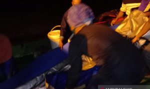 Personel Satpolair Polres Sukabumi saat mengevakuasi jenazah ABK KM Harapan Jaya yang meninggal di atas kapalnya saat tengah mencari ikan di Samudra Hindia ke Palabuhanratu, Kabupaten Sukabumi