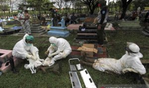 Doklumen - Petugas beristirahat setelah memakamkan jenazah dengan protokol COVID-19 di Tempat Pemakaman Umum (TPU) Kelurahan Paoman, Indramayu, Jawa Barat, Kamis (24/6/2021) ANTARA/Dedhez Anggara