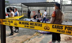 Petugas Polres Metro Bekasi Kota memasang garis polisi di area Universitas Krisnadwipayana, Kota Bekasi, Jawa Barat, usai terjadi bentrok dua ormas pendukung rektor. ANTARA/Pradita Kurniawan Syah